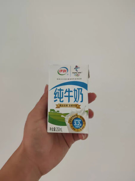 伊利 纯牛奶250ml*24盒快递单是直接牛奶外箱上吗还是用了保护膜？