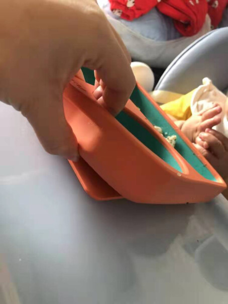皇宠宝宝分格餐盘儿童吸盘餐具婴儿专用吃饭碗硅胶防摔便携辅食碗有没有勺子？