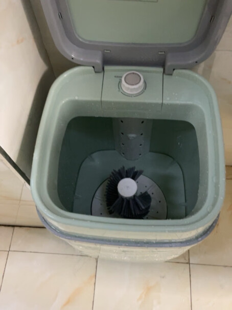 美的3公斤半自动洗鞋机360°全方位清洁大家收到这款洗鞋机里面有水吗，我这个里面都是水？