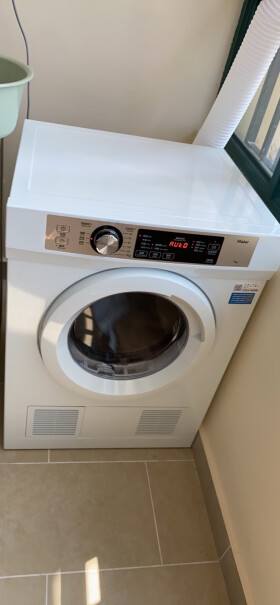 海尔冷凝烘干机家用干衣机除菌家用9KG滚筒式烘干的衣物有异味吗？现在一台海尔洗烘一体机烘干的衣物有异味，冷了以后总感觉潮潮的。