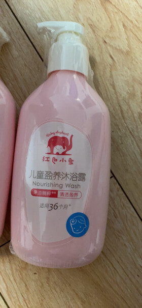 红色小象儿童洗发水盈护530ml液体是透明吗？