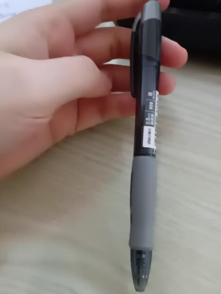 得力deli臻顺滑办公中性笔签字笔0.5mm子弹头弹簧头请问这种笔有相应的笔芯吗？好换笔芯吗？