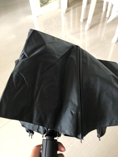 C'mon素色全自动伞这个雨伞是透明的吗？下雨会不会渗水？
