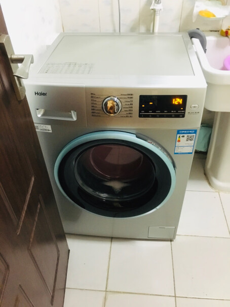 海尔（Haier超薄滚筒洗衣机全自动洗衣机里附带的降噪海绵是贴在什么地方的？