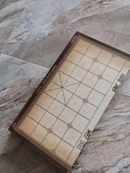 得力deli中国象棋套装折叠棋盘盒子上画着棋盘吗？