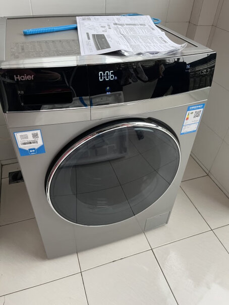 海尔滚筒洗衣机全自动10公斤洗烘一体请问大家，衣服洗完了门上还有好多泡沫吗？