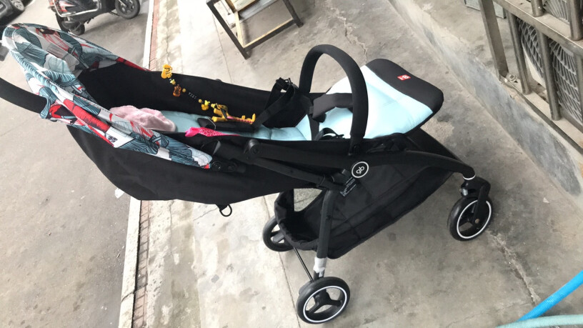 好孩子婴儿推车宝宝车婴儿伞车安全带肩膀上的两条是怎么固定的啊 求方法 求照片？