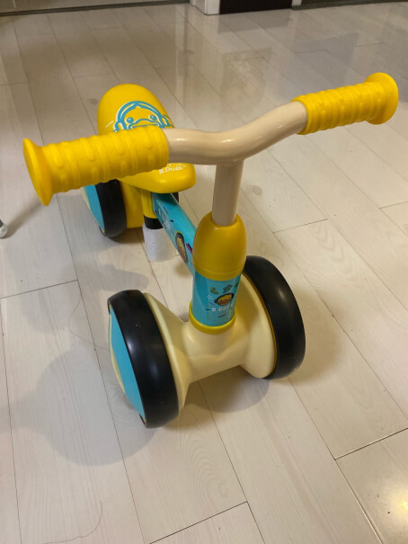 乐的儿童平衡车学步车可坐可滑行防侧翻减震降噪滑步车小黄鸭轮子有没有嘎吱嘎吱响？我买的就响，太难听了？