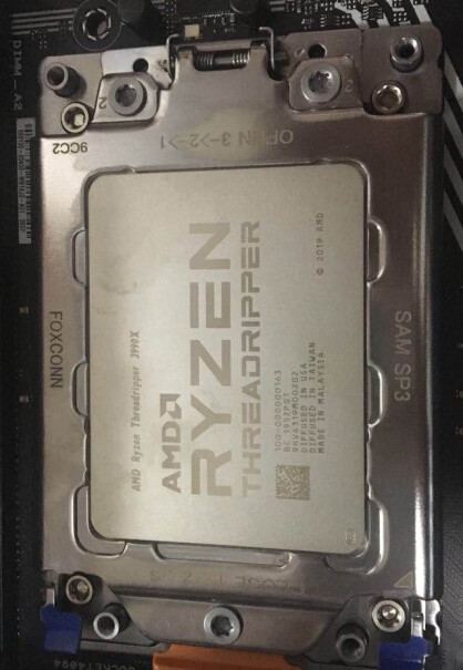 AMD 3970X Threadripper CPU (sTRX4, 32核64线程)啥主板装的下？