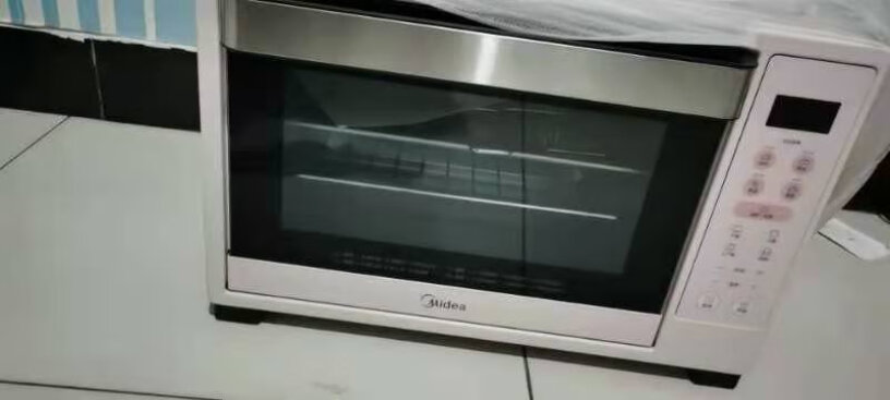 美的家用烤箱上下四管独立控温35L大容量家用烤箱电子式操控PT3505电烤箱内胆是什么材质？