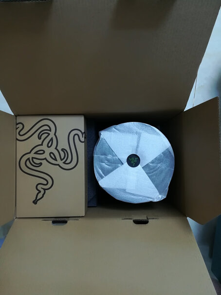 雷蛇利维坦巨兽5.1声道杜比环绕声条形桌面音响等了大半年了专业版还没出，要不买巨兽算了。