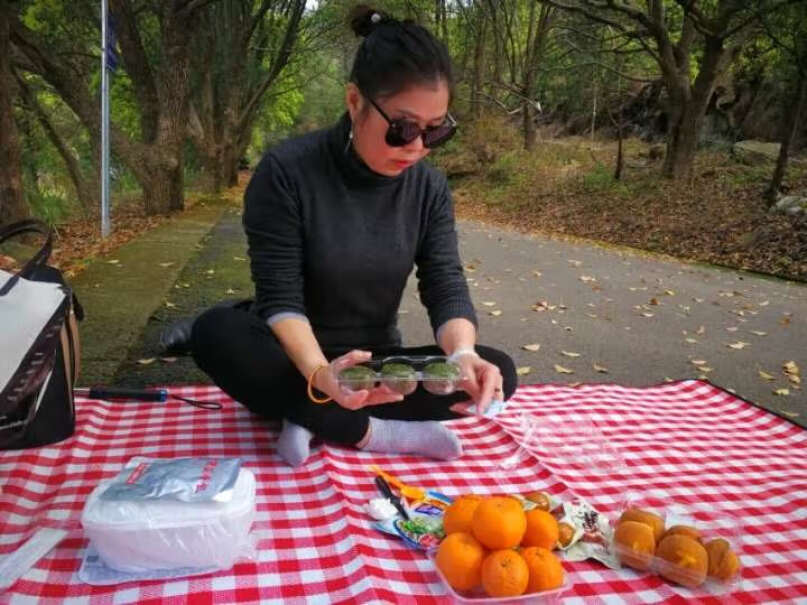 悦心为己野餐垫薄吗？宝宝躺在上面会不会很硬？