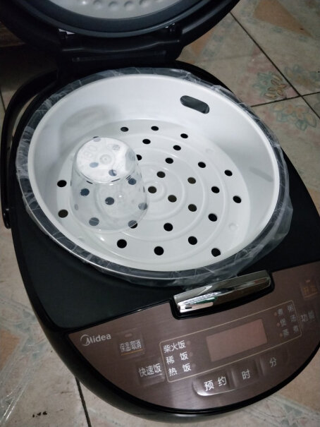 美的电饭煲家用多功能有浓重塑料胶味吗？