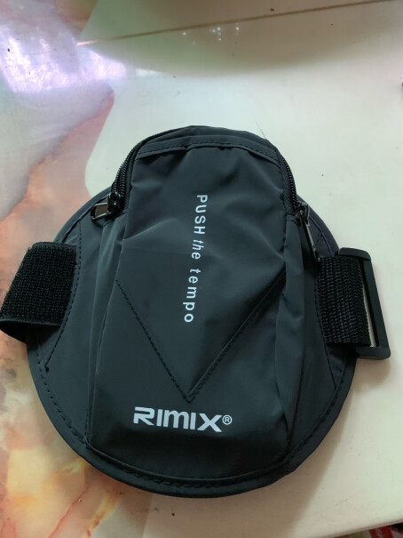 RIMIX反光防水跑步手机臂包苹果12 pro max 256g能装的下吗？