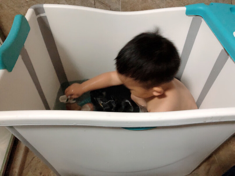 世纪宝贝儿童沐浴桶宝宝洗澡桶请问这个容易推倒吗？