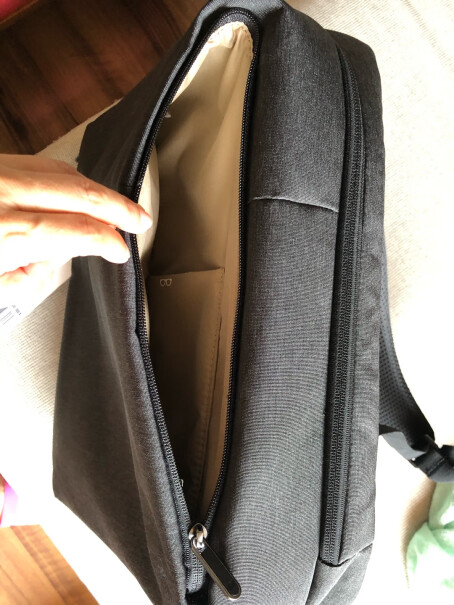 小米极简都市双肩包休闲商务笔记本电脑包15.6英寸容量多大？