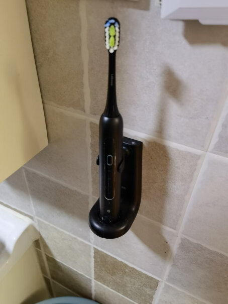 华为智选电动牙刷智能声波牙刷这个打开后放在台面上整个牙刷身子会转动吗？