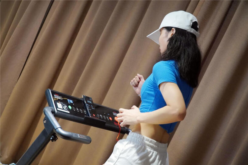 麦瑞克跑步机家用折叠智能静音健身器材室内小型走步机坡度好用吗？