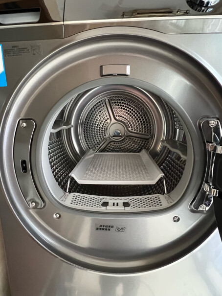 海尔滚筒洗衣机全自动10公斤洗烘一体洗完衣服会有泡沫残留在门和胶条上吗？