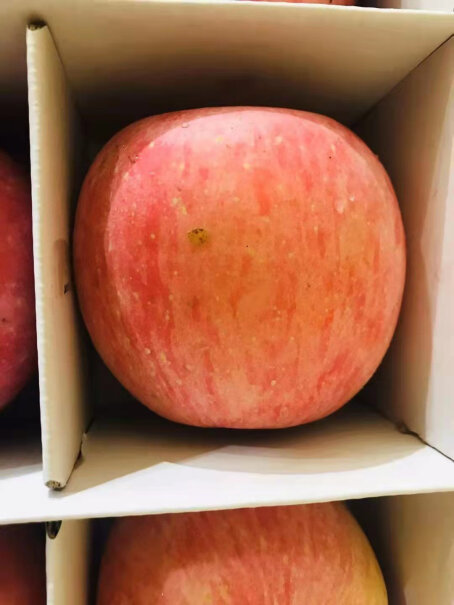 正宗山东烟台苹果栖霞红富士脆甜当季新鲜水果时令生鲜整箱10斤特大果多少个呀？