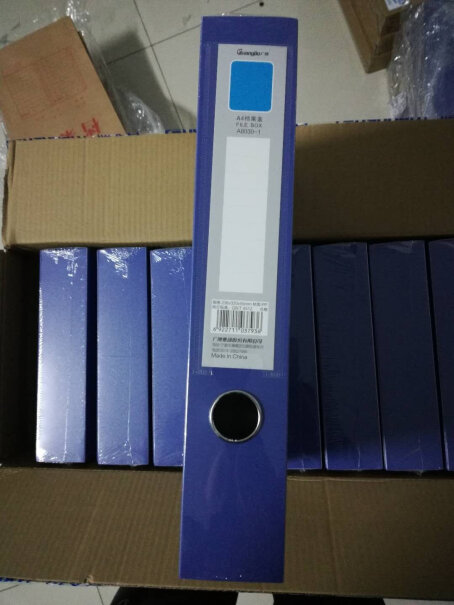 广博GuangBo35mm高质感A4档案盒麻烦问下，拉杆夹能放进去吗？