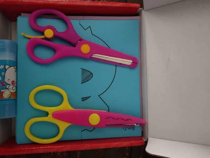 美阳阳儿童剪纸DIY制作立体折纸幼儿园手工制作材料盒子有塑封吗？
