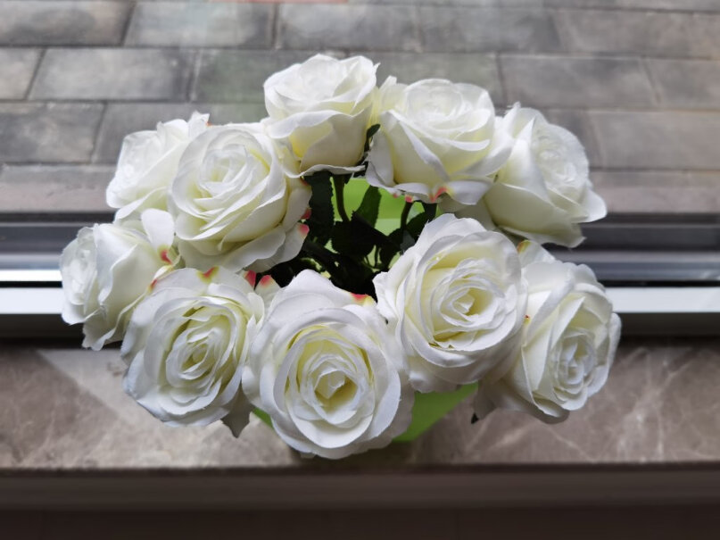 凉笙10支仿真玫瑰花假花客厅家居装饰品人造花有没有气味呀？