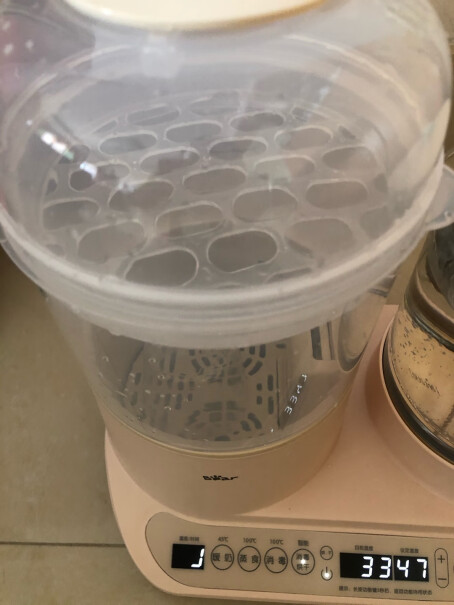 小熊恒温水壶调奶器1.2L请问恒温的水会有一股塑料味吗？