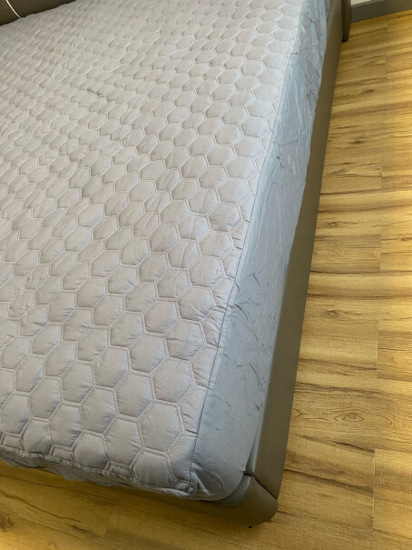 恒源祥床罩全棉加厚夹棉床笠180*200cm我买主要是防止床垫脏，上面还要铺褥子，防滑吗？