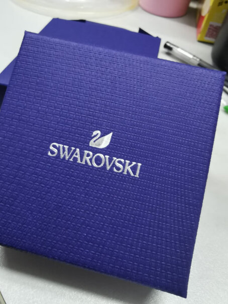 SWAROVSKI小号天鹅项链为什么和官方旗舰店价格差距这么大，是假的吗？