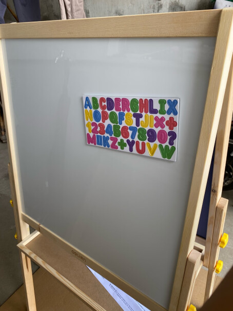 得力deli儿童双面磁性可升降画板立式画架写字板有赠品吗？