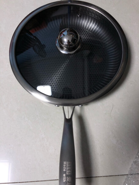爱乐仕德国煎锅平底锅不粘锅是不是304不锈钢的，为什么磁铁能吸呢？