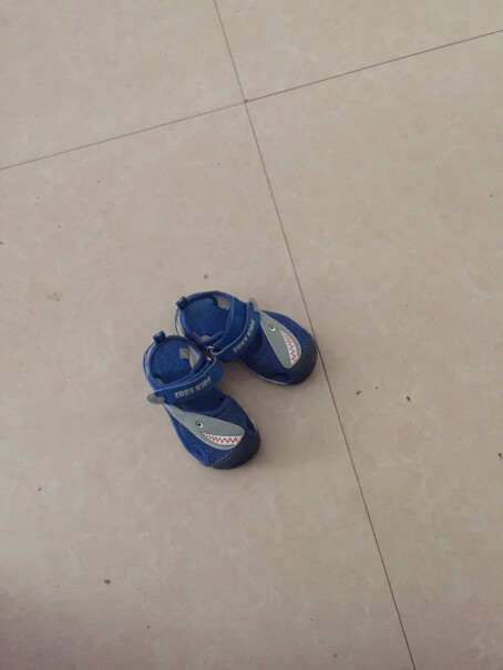 凉鞋鸿星尔克男童凉鞋夏季儿童户外中小童软底包头沙滩鞋儿童凉鞋彩蓝来看下质量评测怎么样吧！评测哪款质量更好？