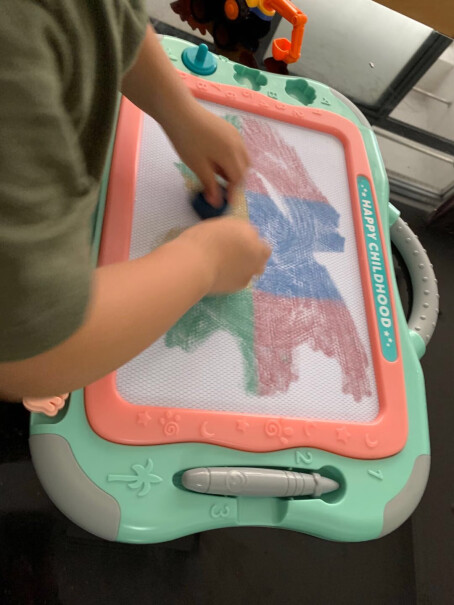 铭塔超大号磁性儿童画板玩具男孩女孩婴儿宝宝白板那面可以用水彩笔吗？