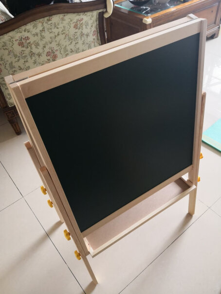 得力deli儿童双面磁性可升降画板立式画架写字板用板擦擦黑板上的粉笔字会有粉尘，能用吸了水的抹布擦吗？