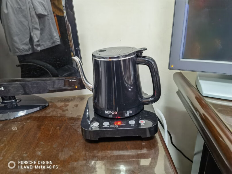 苏泊尔自动上水电水壶煮茶器电茶炉茶台煮水有味道嘛？