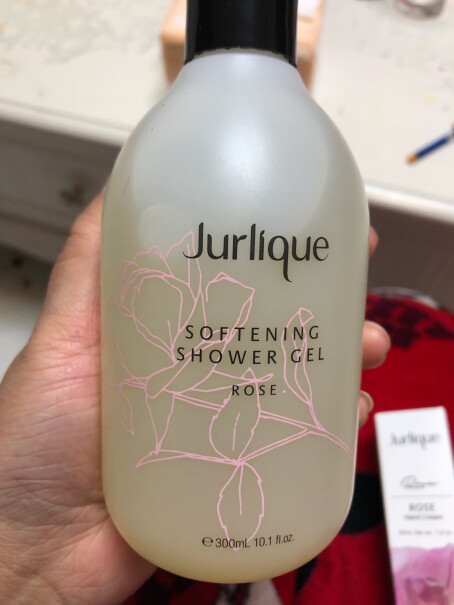 茱莉蔻玫瑰柔肤沐浴露300ML补水保湿和欧舒丹比较谁更舒服？