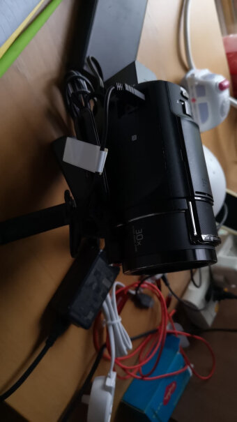 索尼FDR-AX700高清数码摄像机你好，能不能送个包包和脚架？