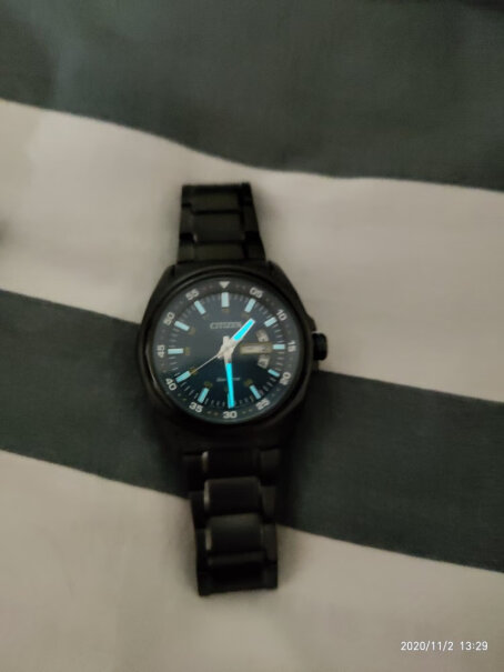 西铁城CITIZEN手表光动能深海蓝盘时分针夜光男士腕表显示的星期是英文还是中文的？