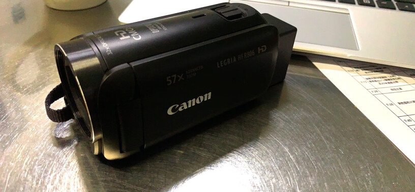 佳能HF R86数码摄像机自带内存卡吗？