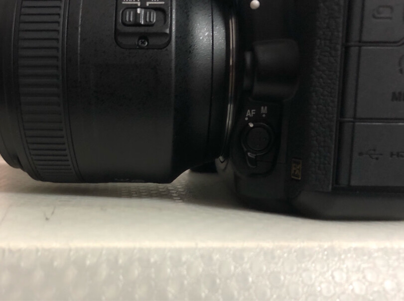 尼康AF-S DX标准定焦镜头是未拆封的吗，密封条有无断裂？