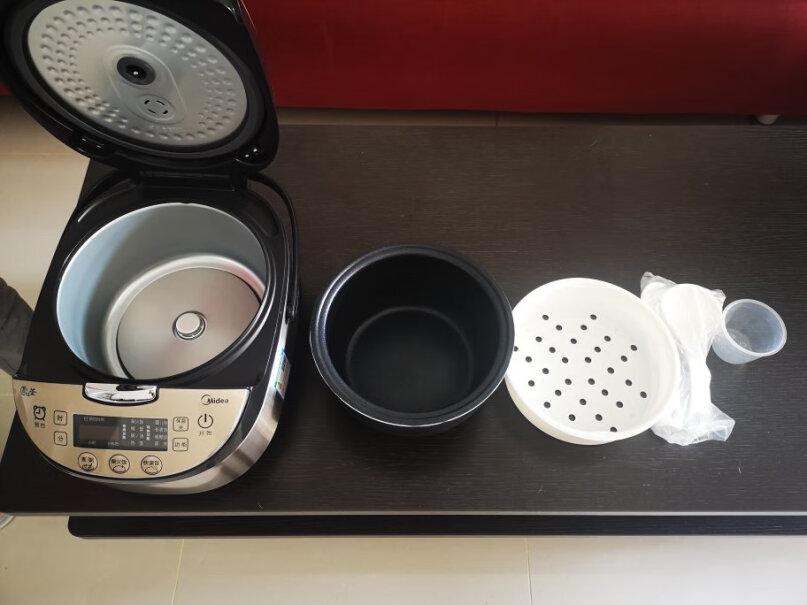 美的电饭锅4L24HFB40simple111电饭煲蒸煮米饭家用煮熟饭打开锅盖有水流出吗？
