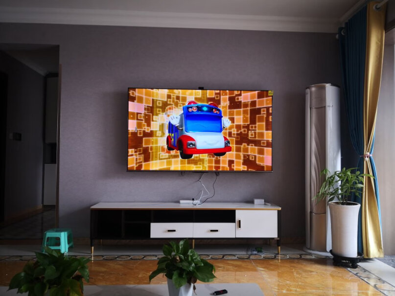海信电视75E5G75英寸4K超清声控智慧屏我家墙与墙距离4.2米，建议买几寸？