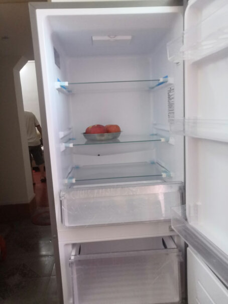 216升三门电冰箱小型家用中门软冷冻节能冰箱冷冻室的抽屉有中间有接封条吗？