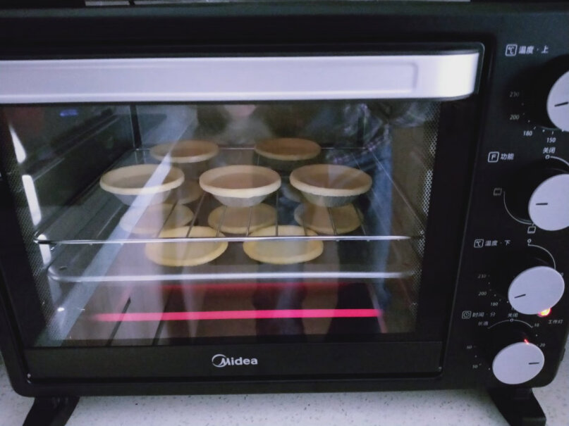 美的烤箱家用烘焙迷你小型电烤箱多功能台式蛋糕烤箱25L接屑盘怎么放的呢？加热管上面还是下面？