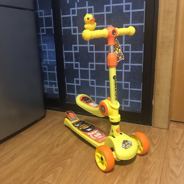 乐的儿童滑板车发光宽轮携款和小黄鸭的一样吗？