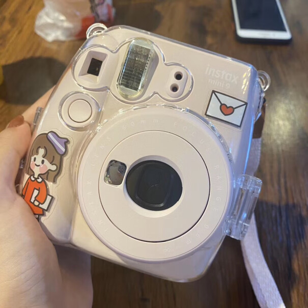 富士instax mini9相机 葡萄紫mini9什么材质啊？