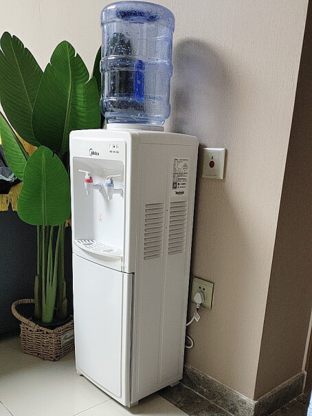 美的饮水机家用立式办公冰热制冷饮水器MYD718S-X烧水有塑料味吗？