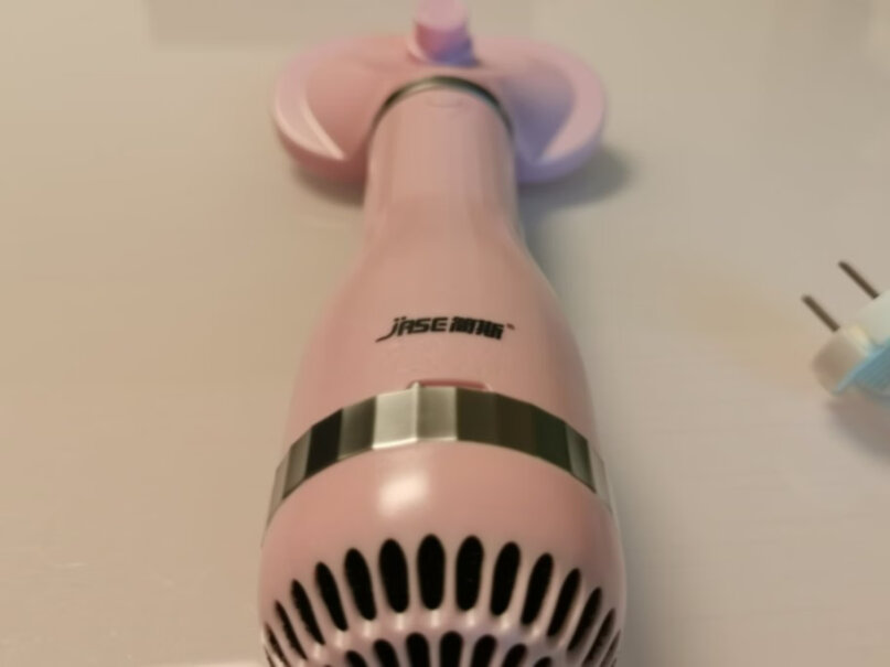 简斯宠物吹水机大型犬大功率电吹风机狗狗洗澡吹毛烘干机时尚白这款机器用着味道大吗？那种塑料臭味？