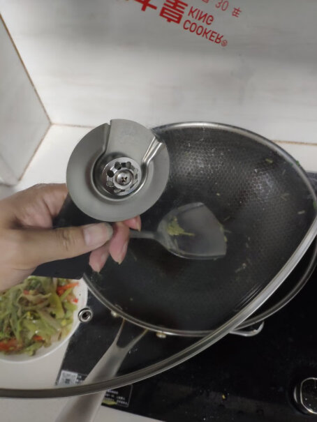 炊大皇炒锅锅的手柄是铁的，会不会烫手？